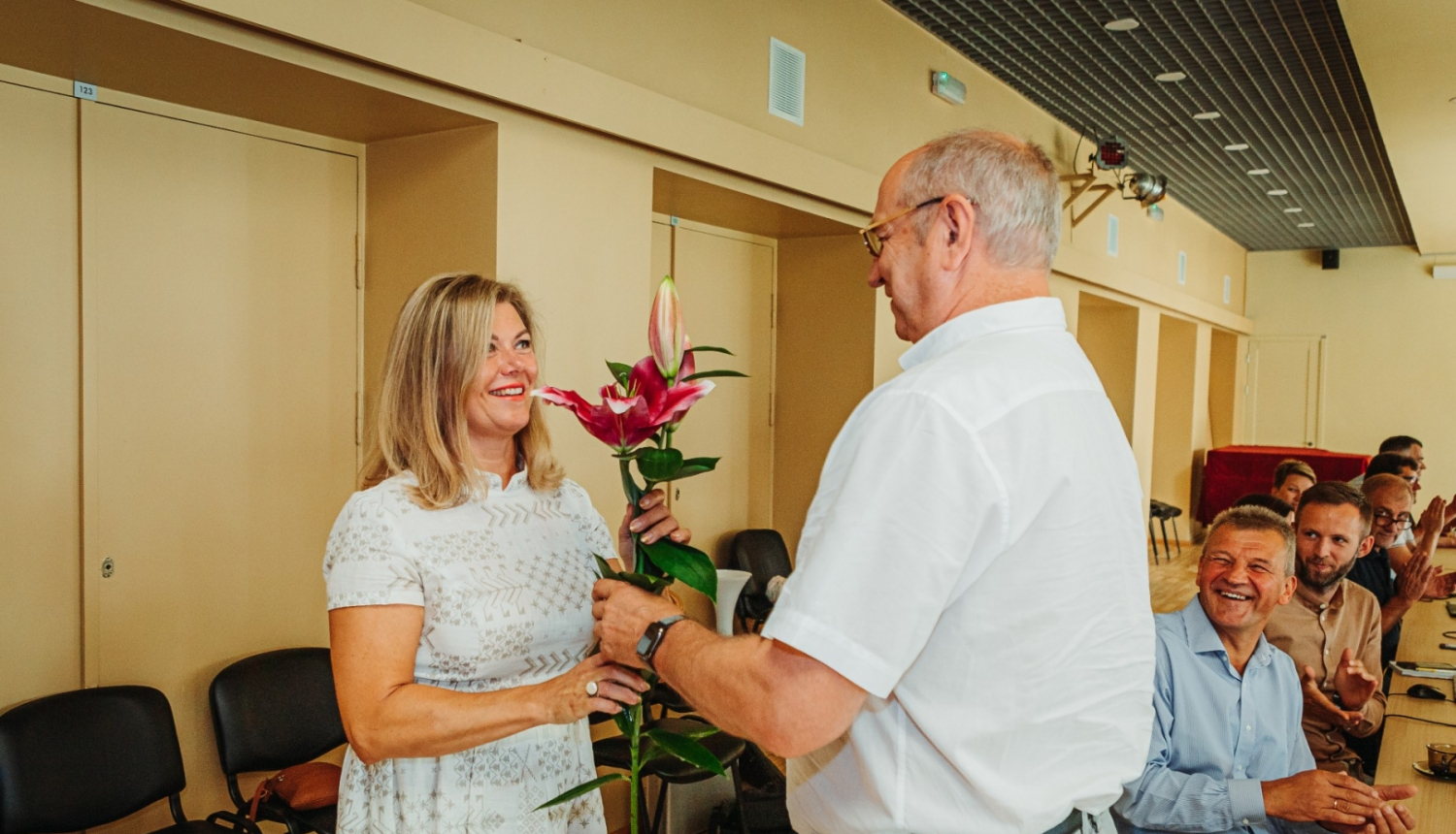 pasniedz ziedus Santai