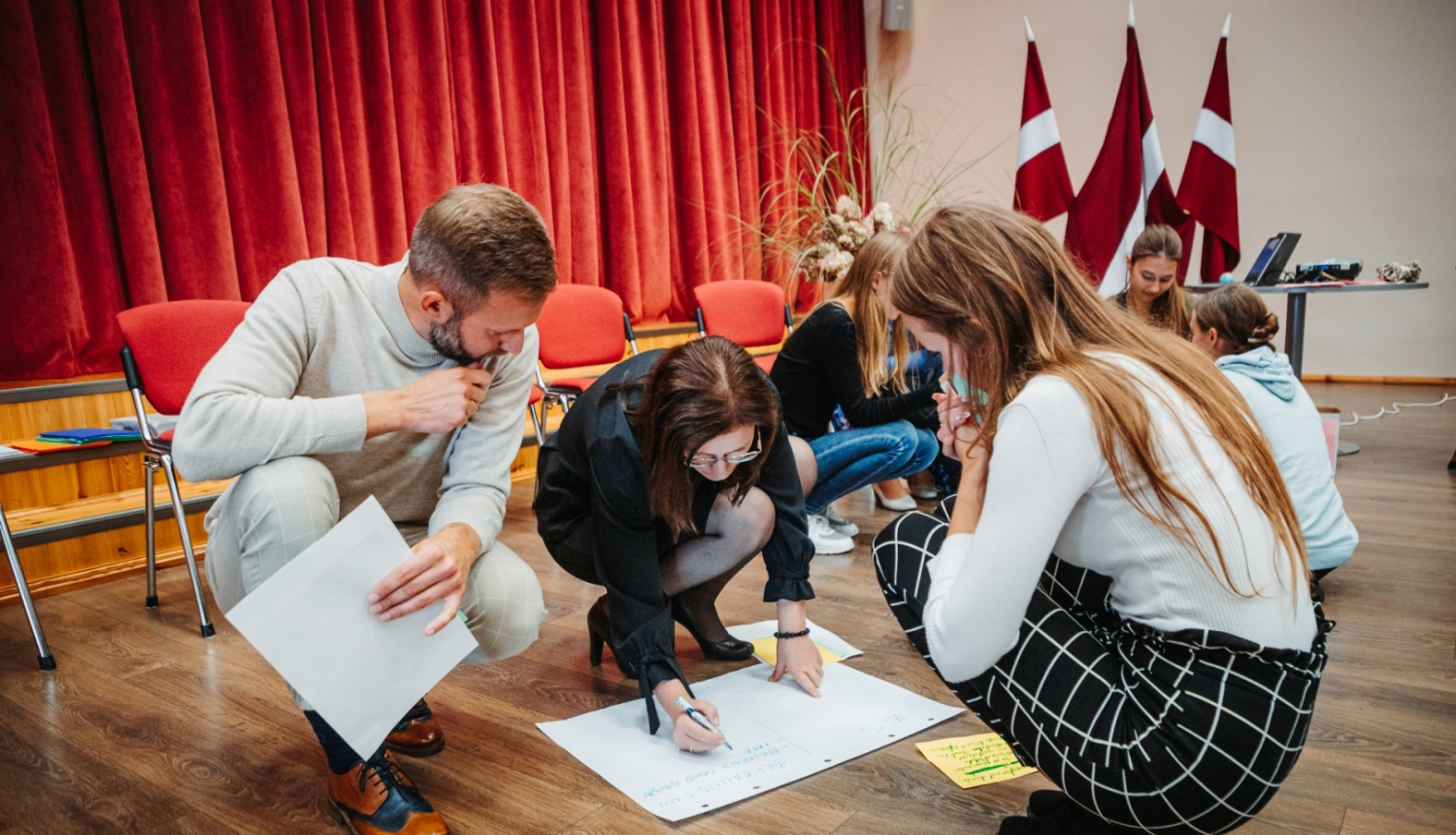 jaunieši grupu darbā