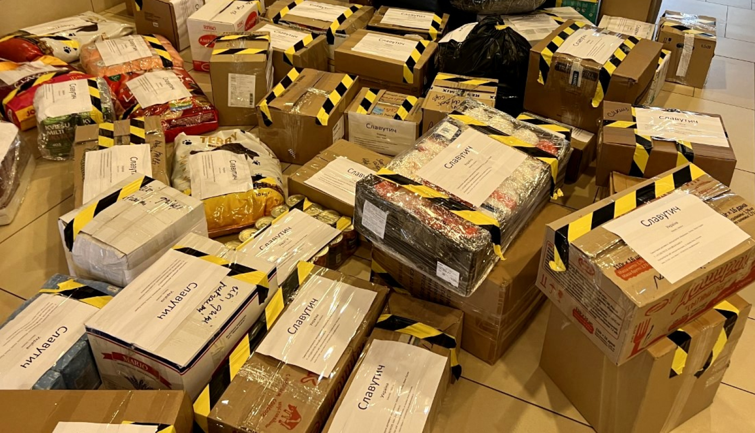 jhumānās palīdzības apakas sapakotas pārvesanai uz Slavutiču