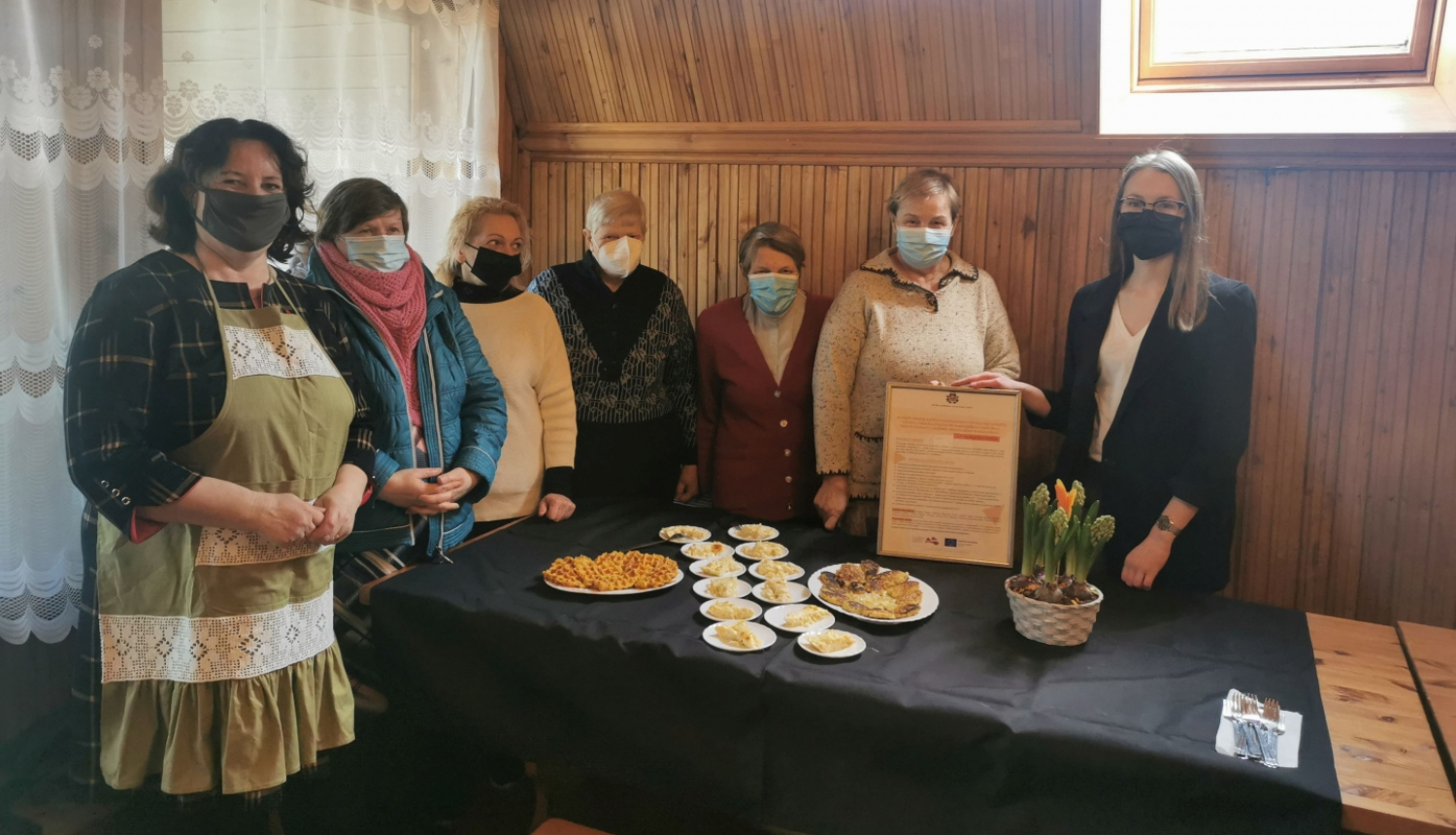 projekta dalībnieces pie uzklātā galda