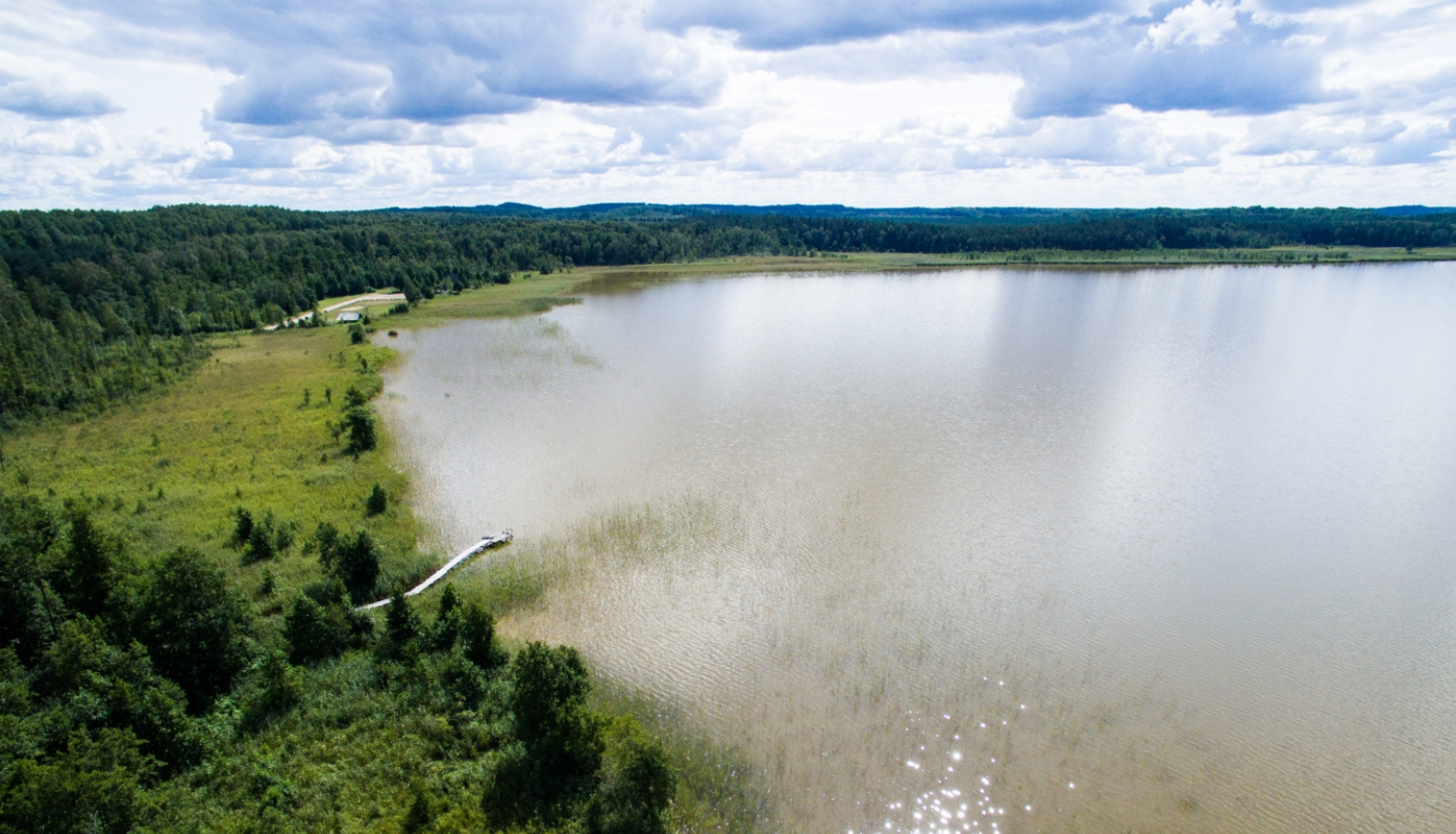 veloceļš pie ezera