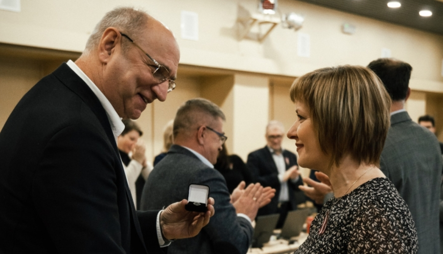 priekšsēdēājs sveic deputāti