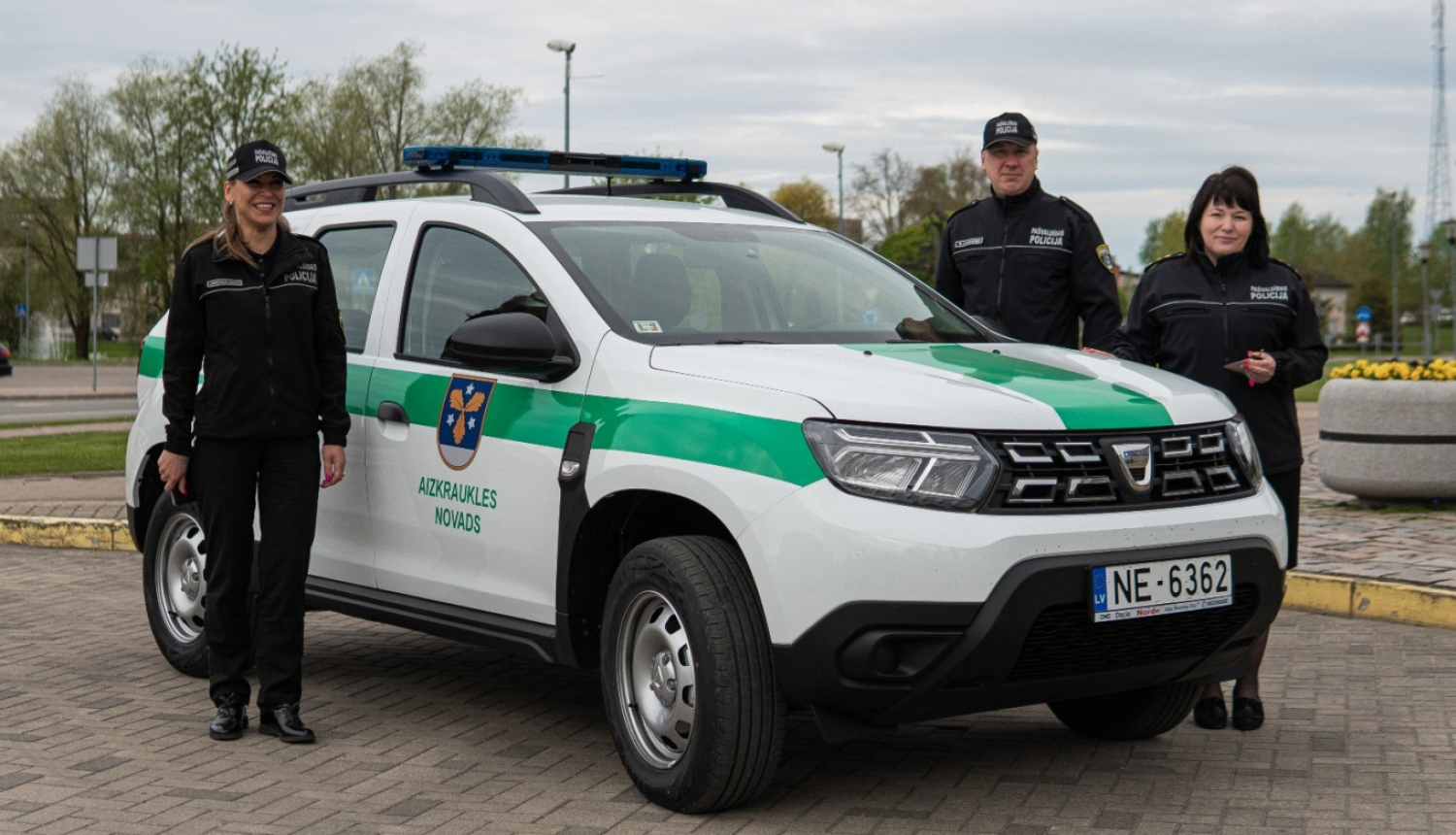 Policijas priekšniece un inspektori pie jaunā auto