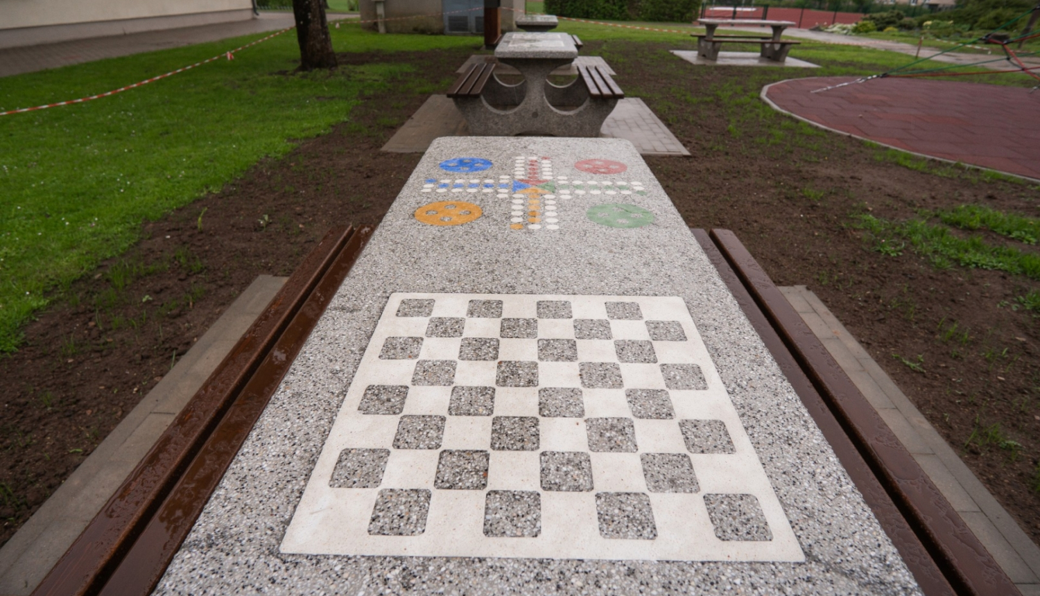 laukums ar spēļu galdu