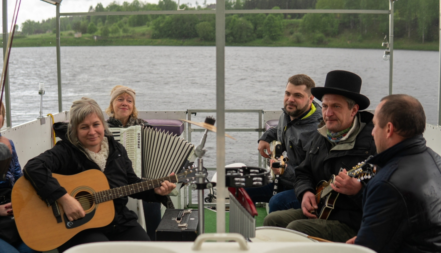 Muzikanti uz kuģīša