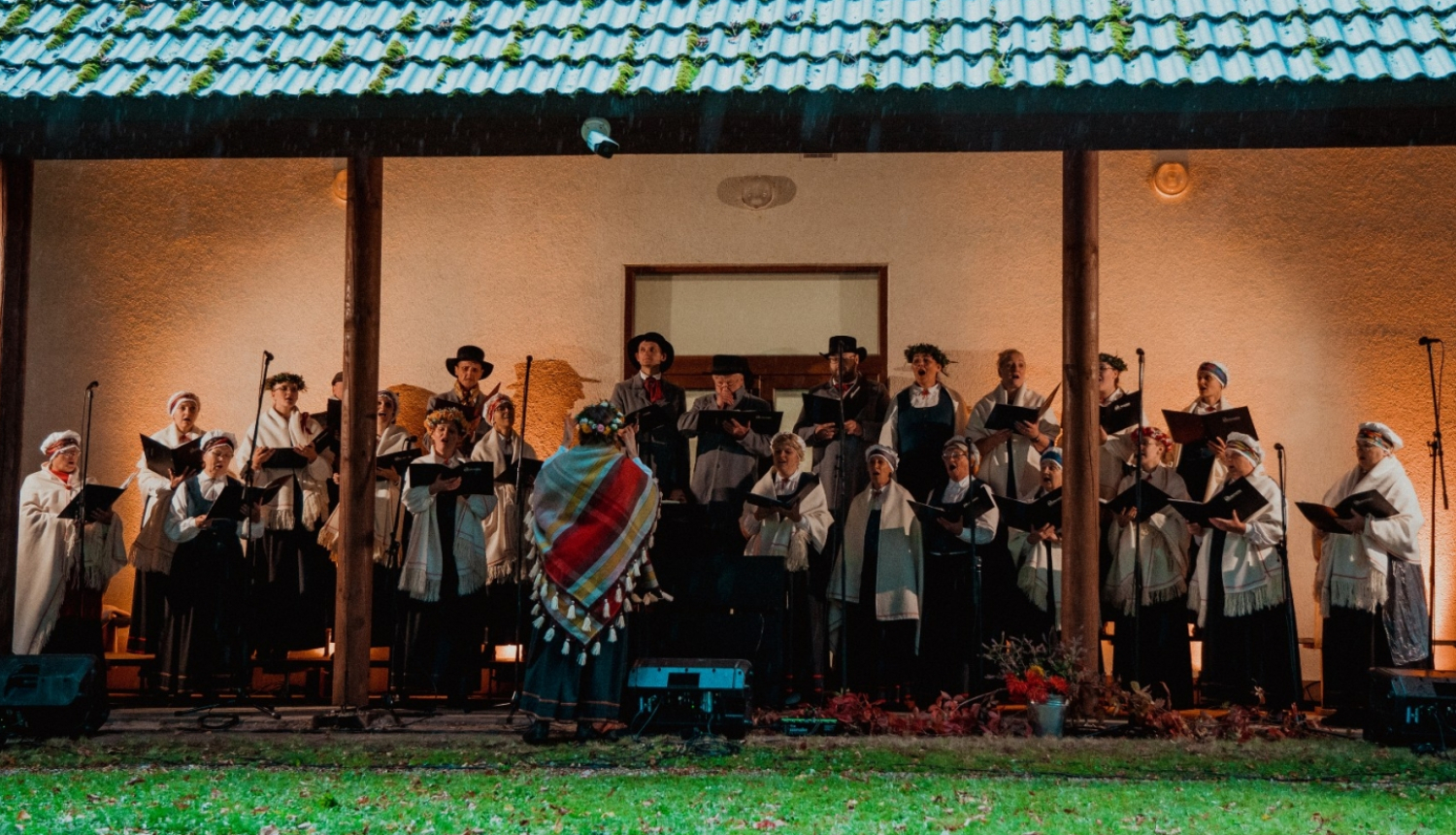 Kori uzstājas zem jumtiņa