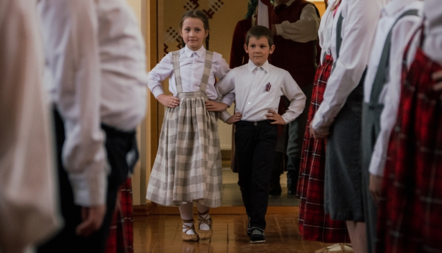 mazie dejotāji ienāk Iršu kluba zālē