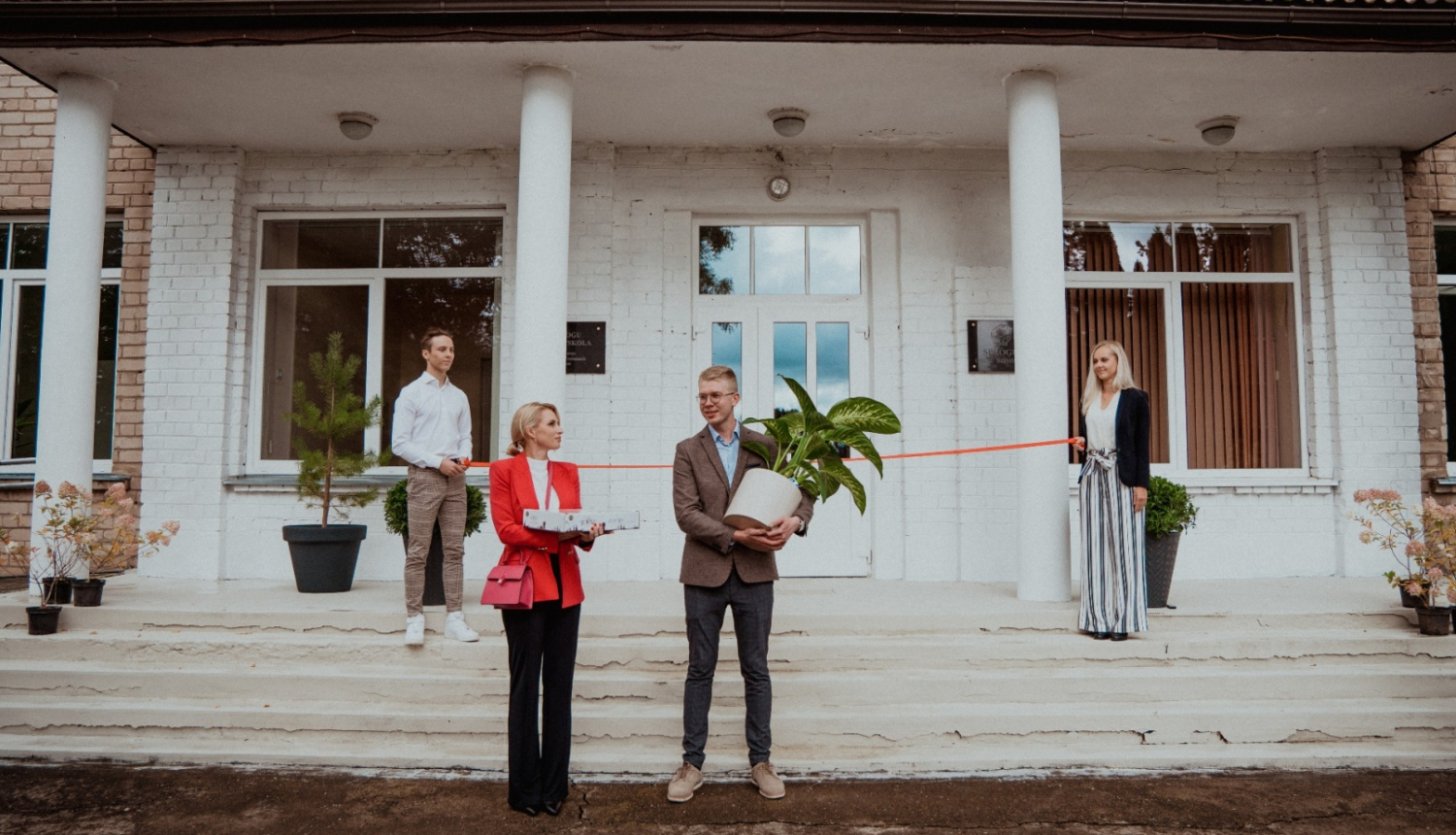 sociālā dinesta vadītājs pie grupu dzīvokļa