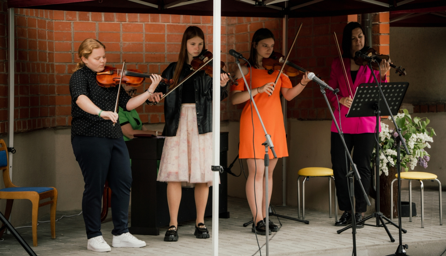 sievietes spēlē vijoli