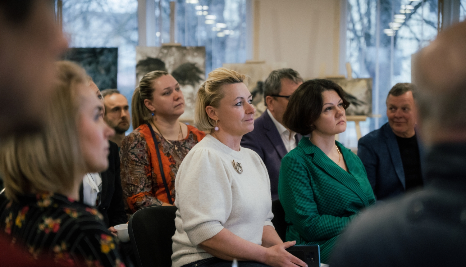 uzņēmēji vēro prezentāciju