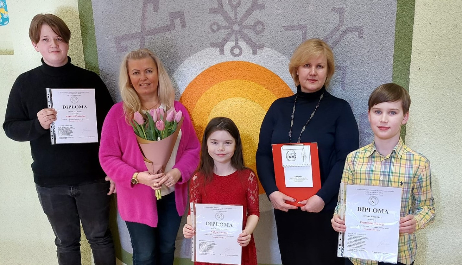 skolēni ar diplomiem