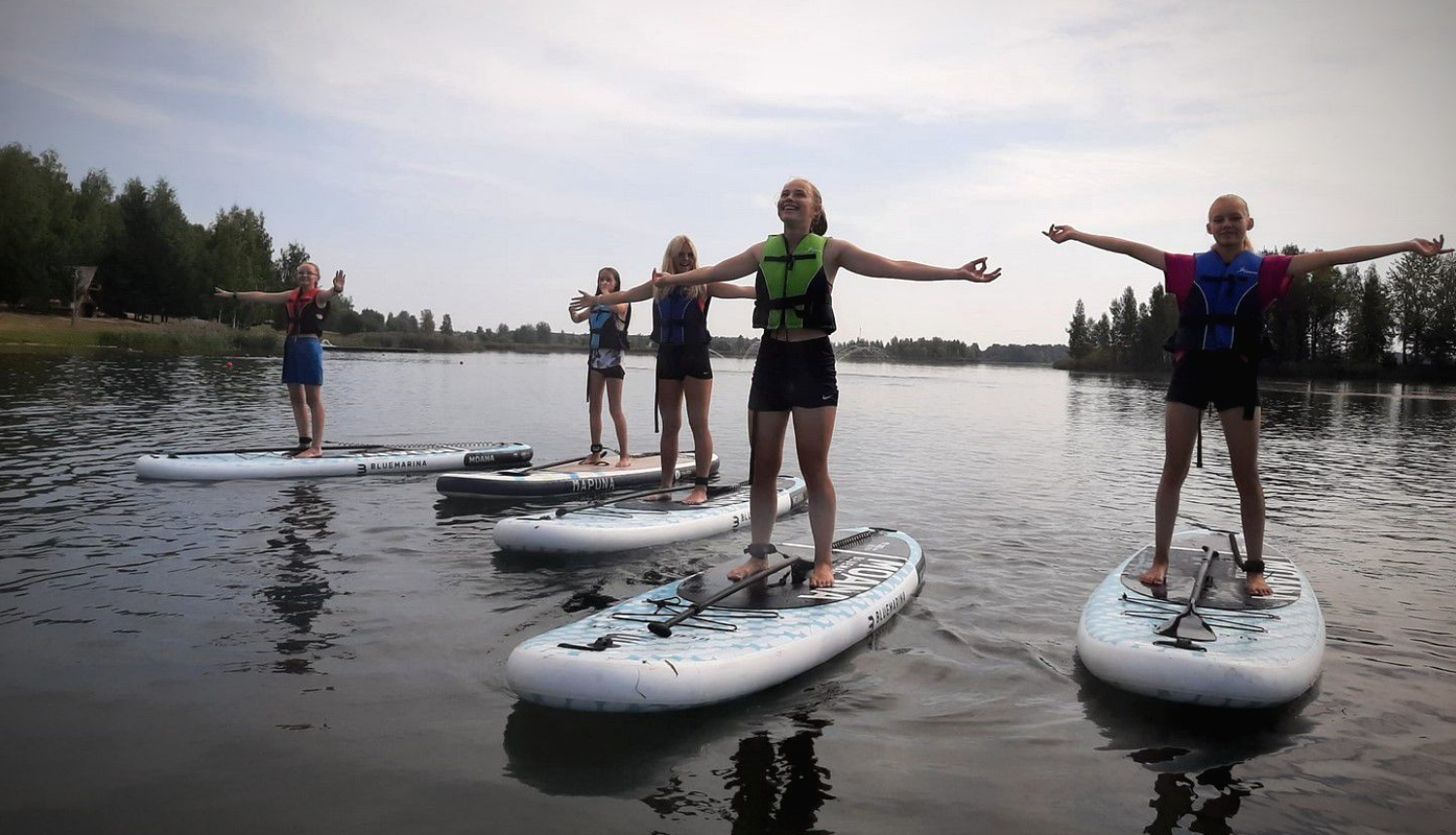 jaunieši uz SUP deļiem