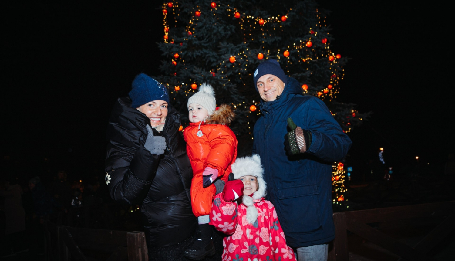 ģimene pie eglītes