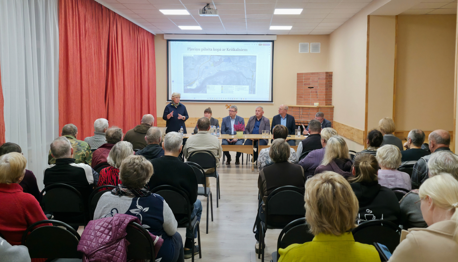 cilvēki klausās vadībā