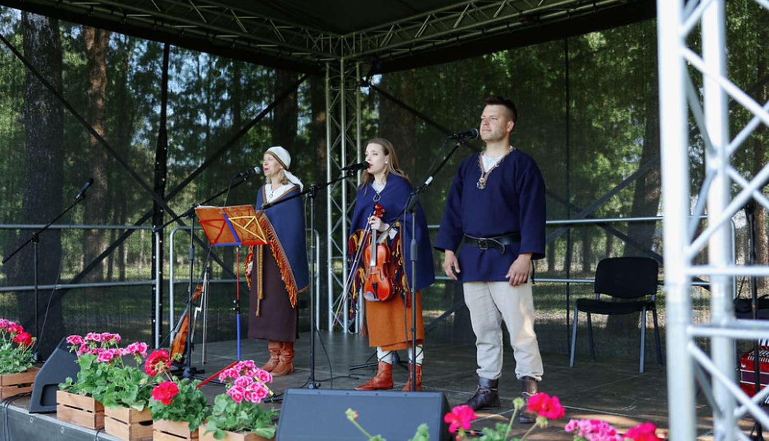 Svētkos Neretā muzicē folkloras kopas
