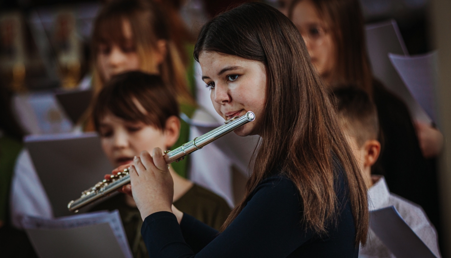 Meitene spēlē flautu