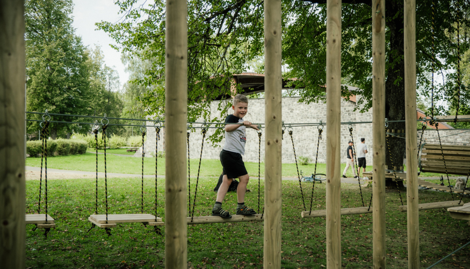 zēns dodas pa šķēršļu trasi