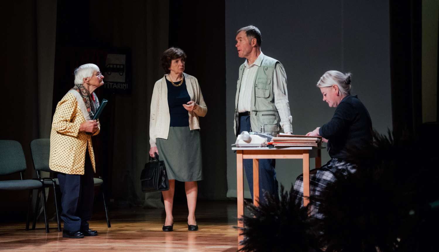 cilvēki rāda izrādi