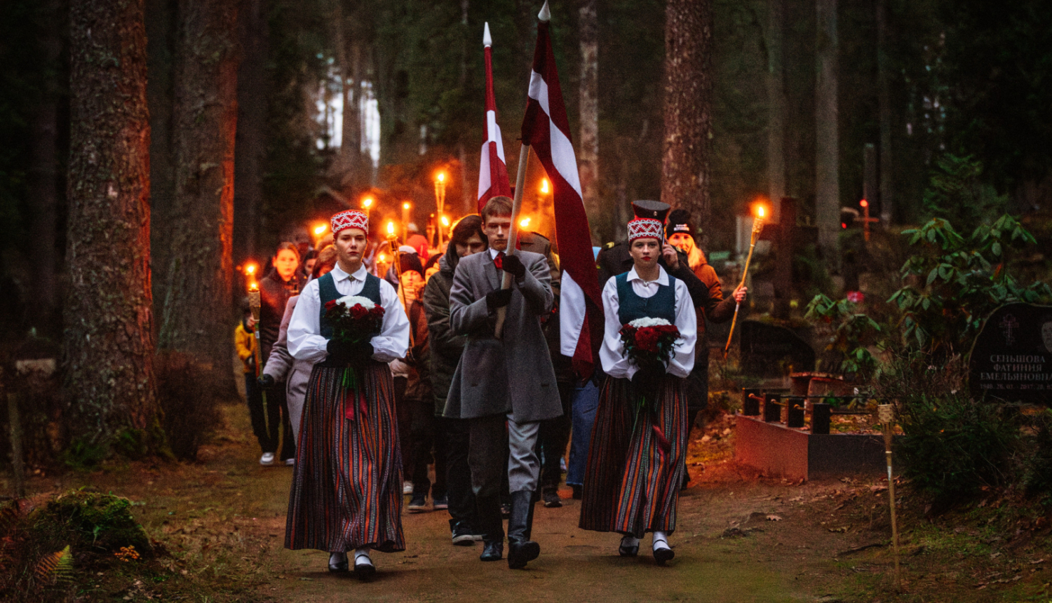 cilvēki piedalās gājienā