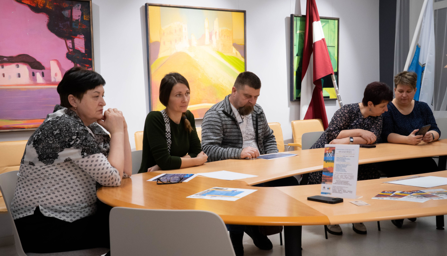 notiek tikšanās cilvēkiem