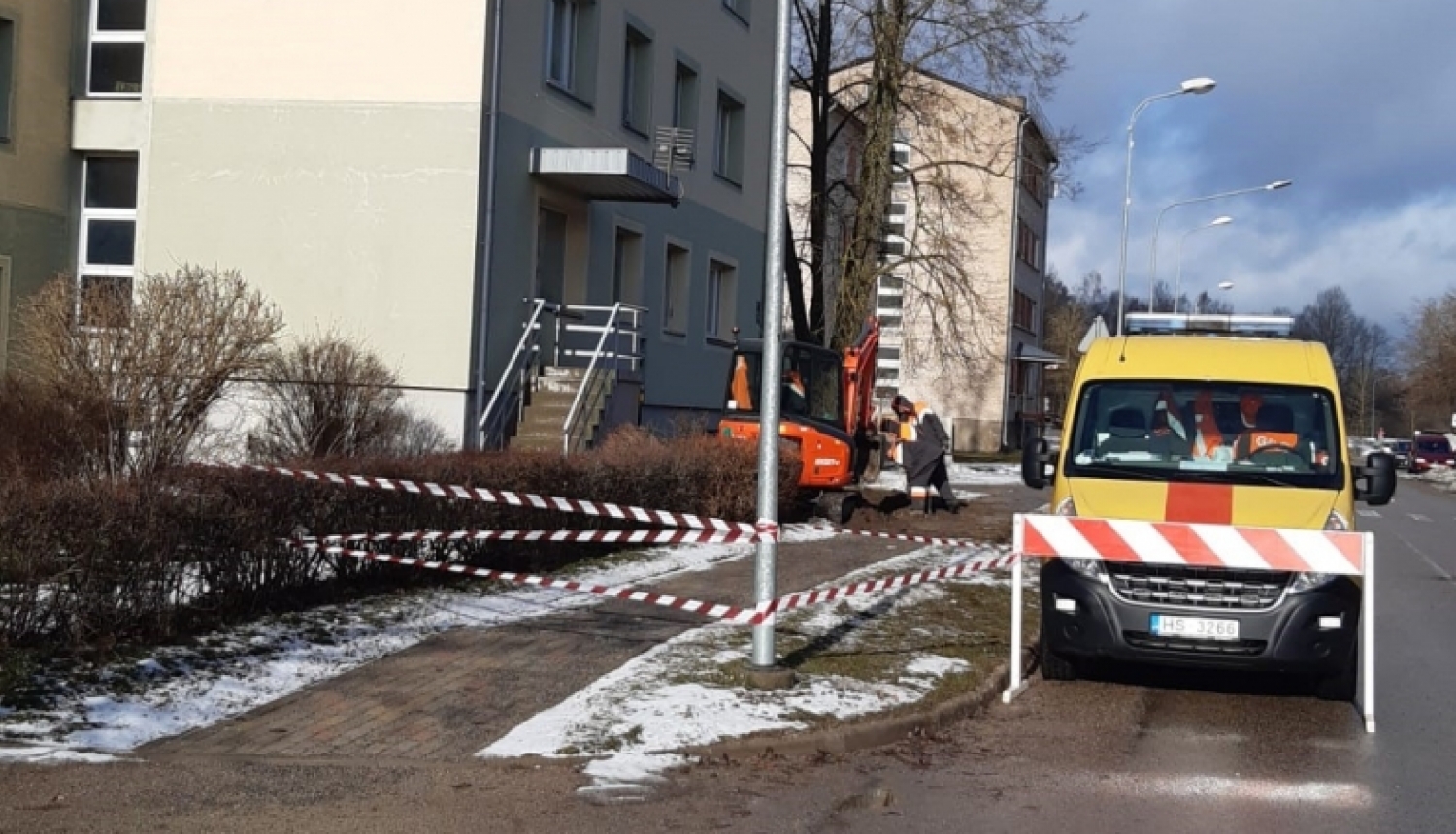 Daudzdzīvokļu namsa ar bridinājuma lentām