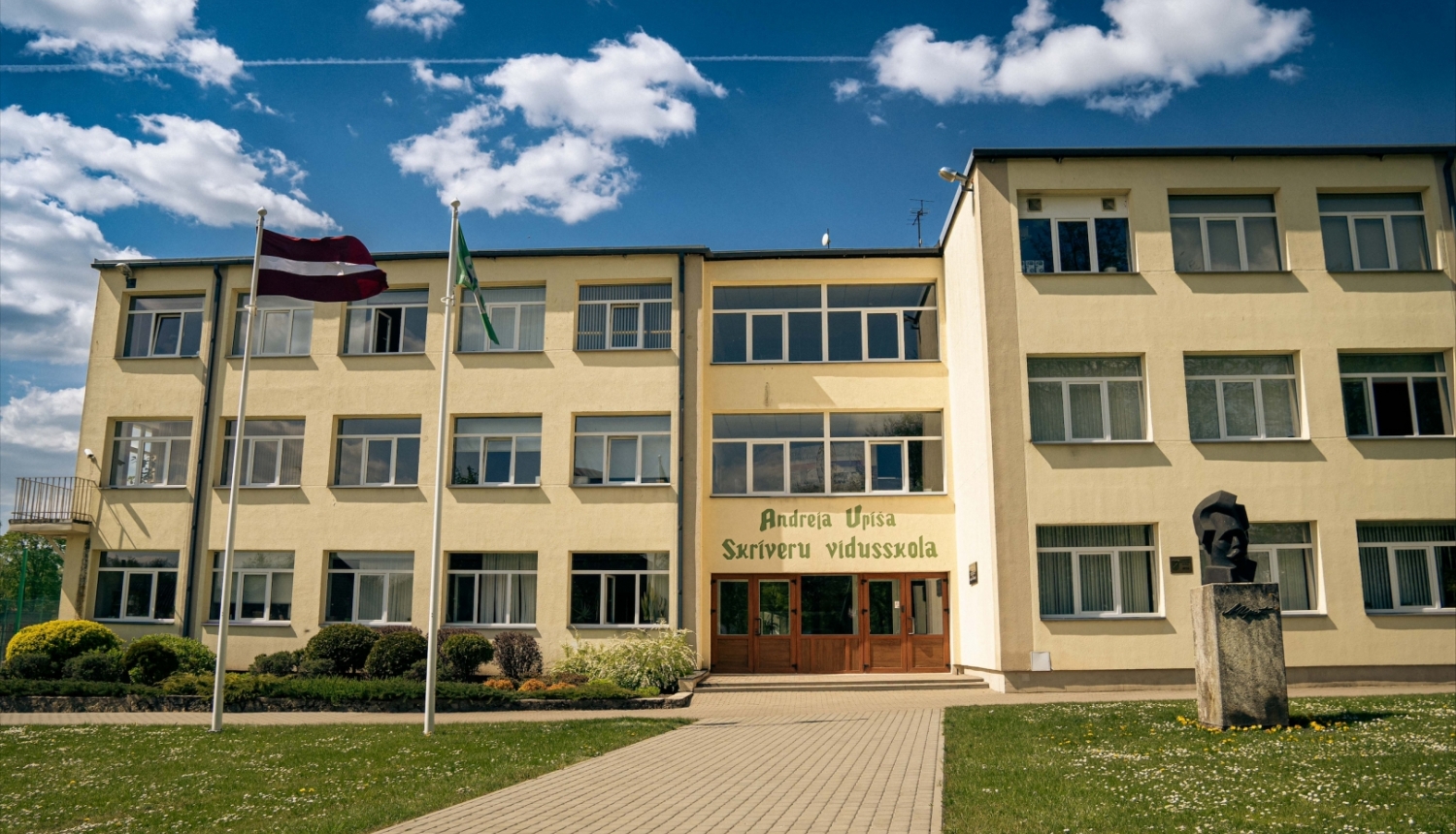 Skrīveru vidusskola saņem cildinājuma rakstu