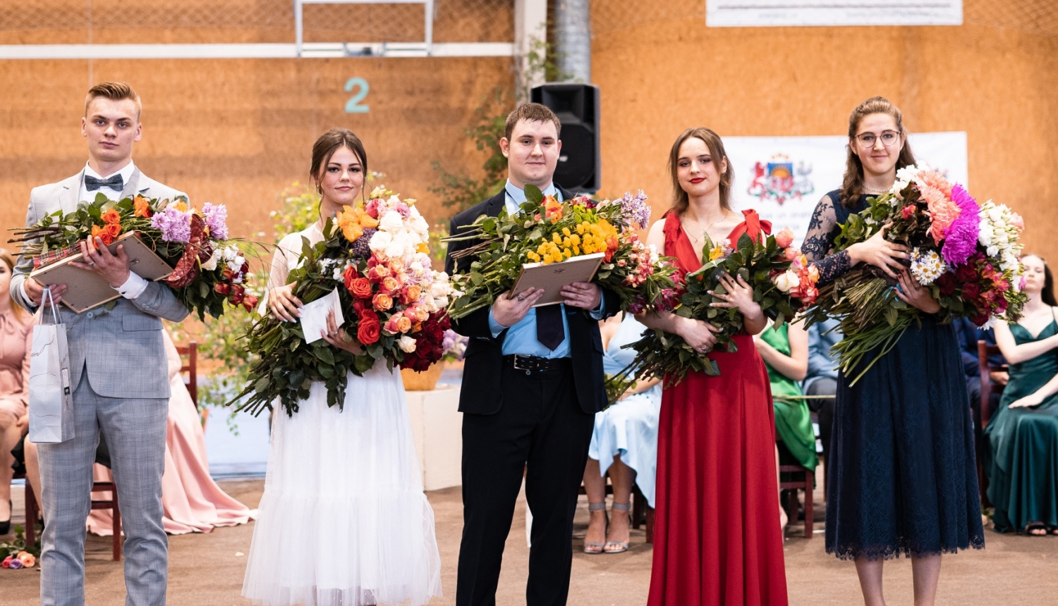 skolēni ar diplomiem