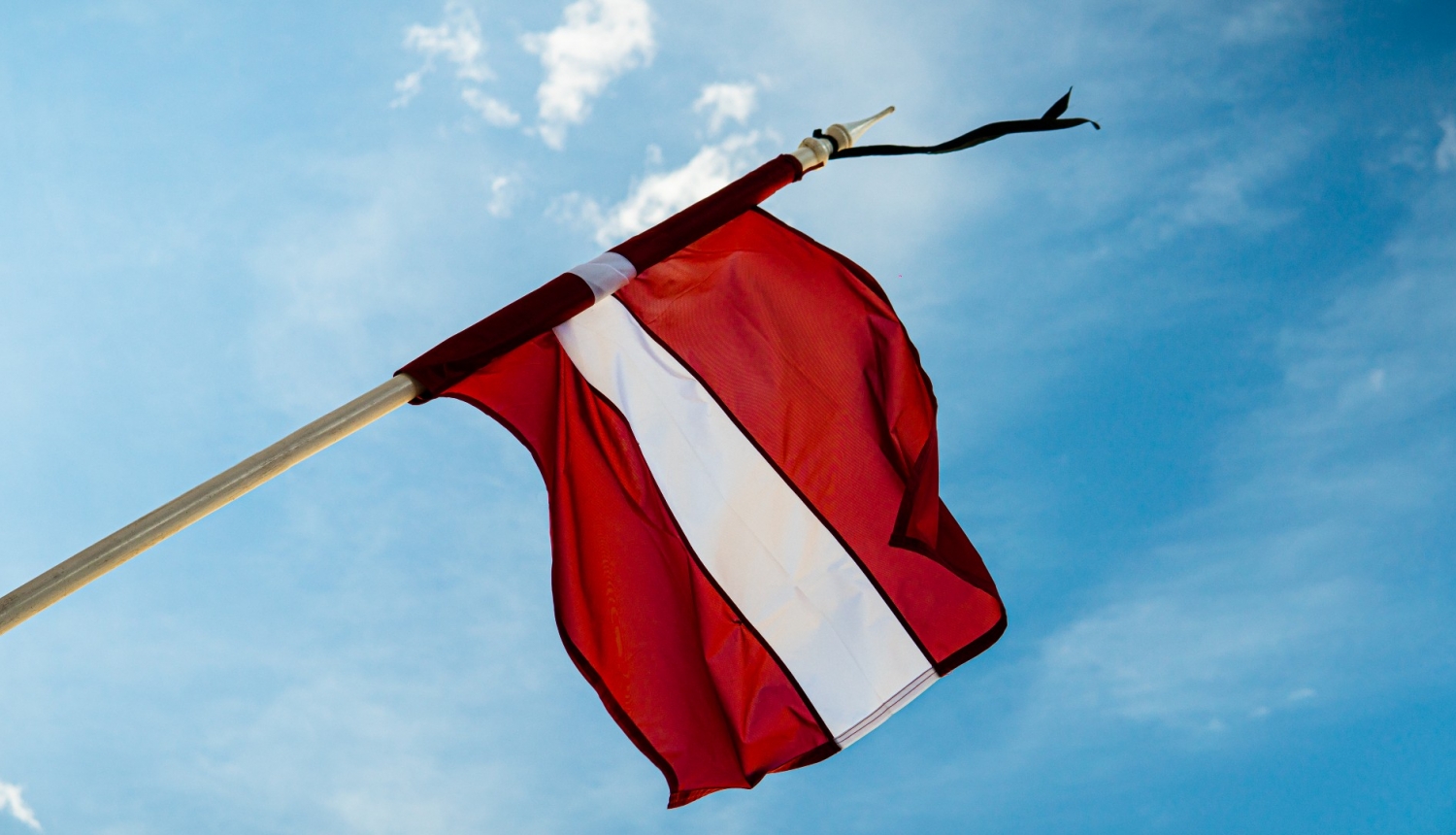 Latvijas karogs sēru noformējumā